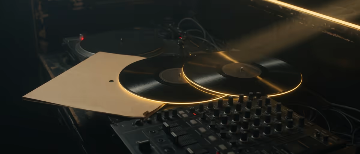 Метки Human-Made и AI-Assisted на Traxsource: правила DJ-стора в 2026